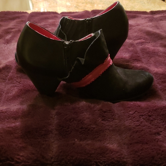 Chanii B black and pink leather booties. Size 7. - Picture 2 of 8